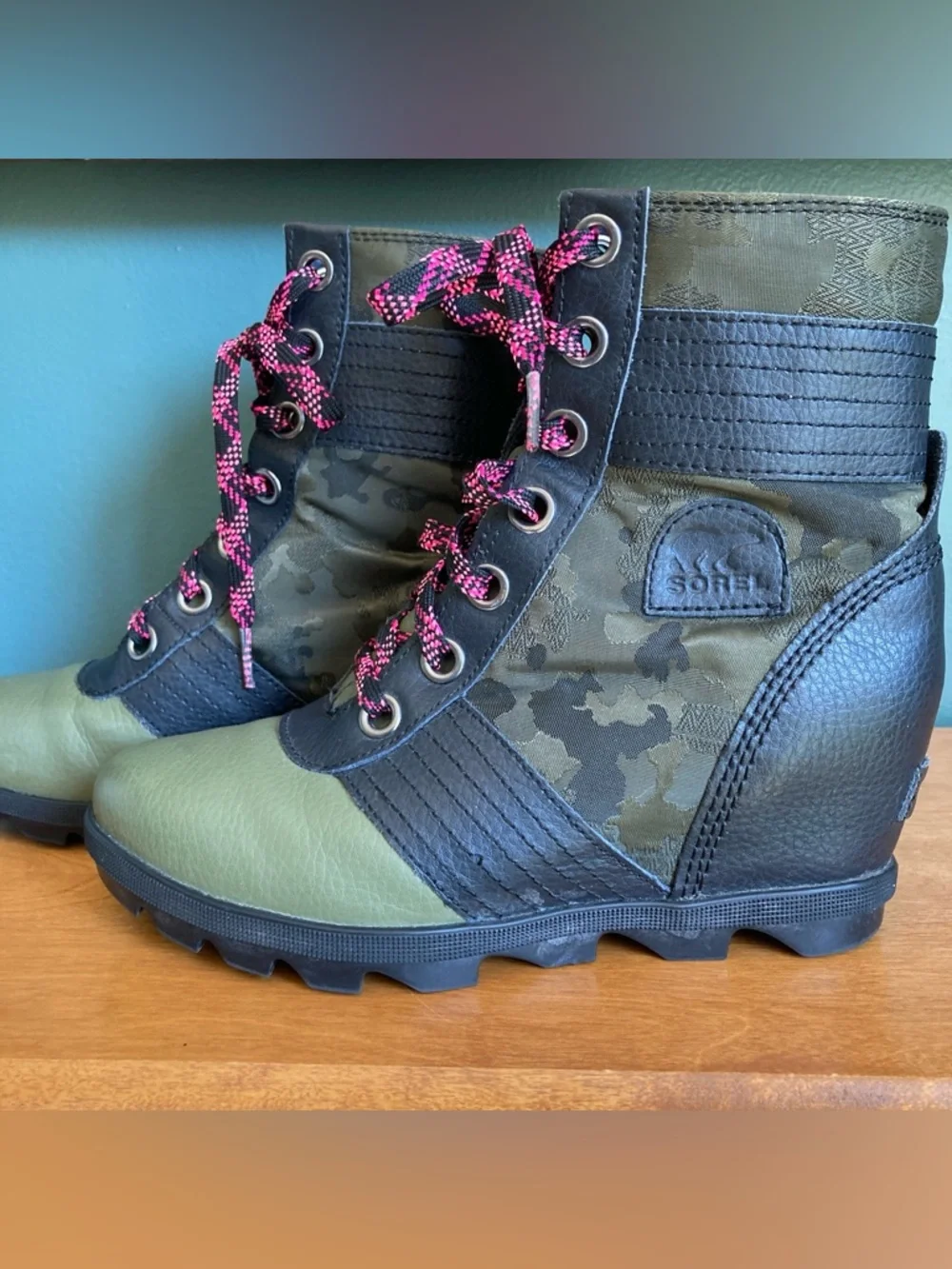 Sorel Olive Green & Black Boot with Pink-Black Laces